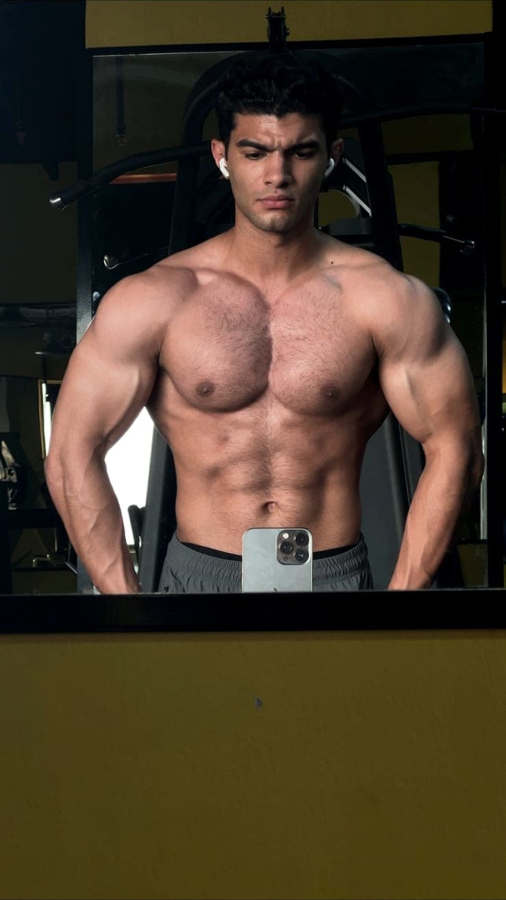 Amr Tamer mid-lift